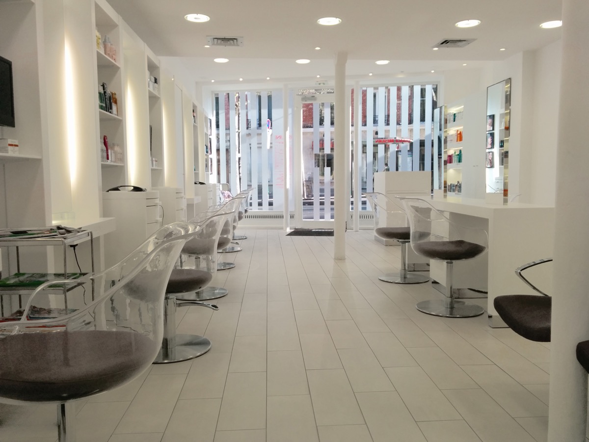 Photo intérieur d'un salon de coiffure rénové par nos équipes Methods Studio Architecteurs