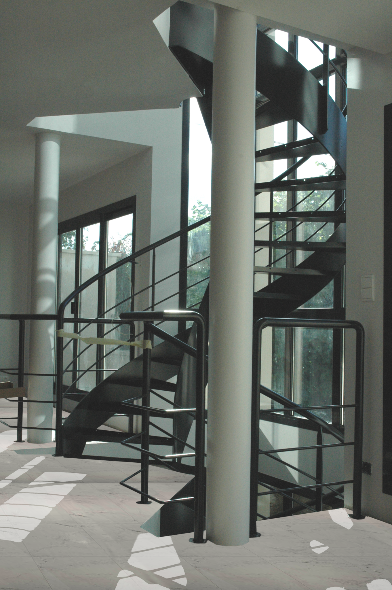 Photo de l'escalier en colimaçon en acier avec ses piliers de part et d'autre