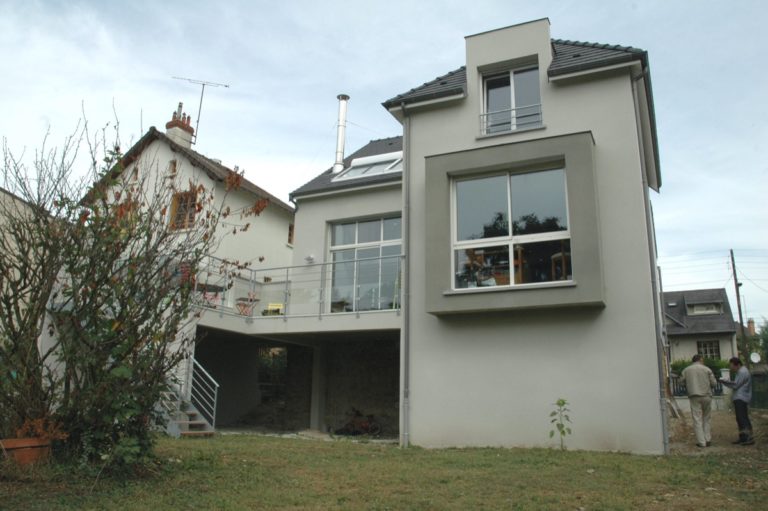 Color photo of the extension and heightening carried out on a renovated house